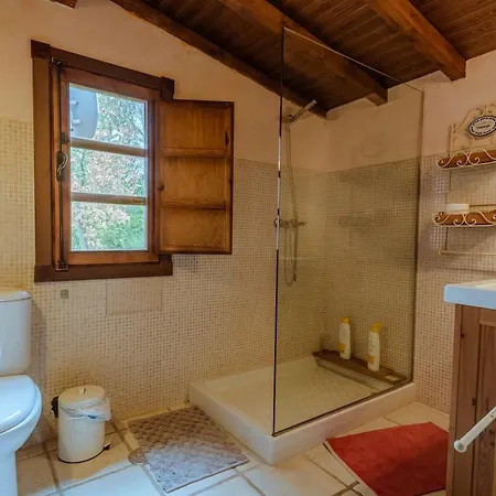 Homestay Con Bano Individual En Casa De Campo. Piscina. *